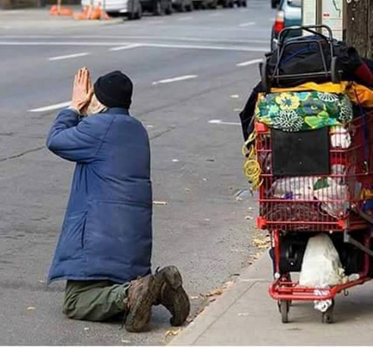 beskućnik-molitva-na-ulici.jpg