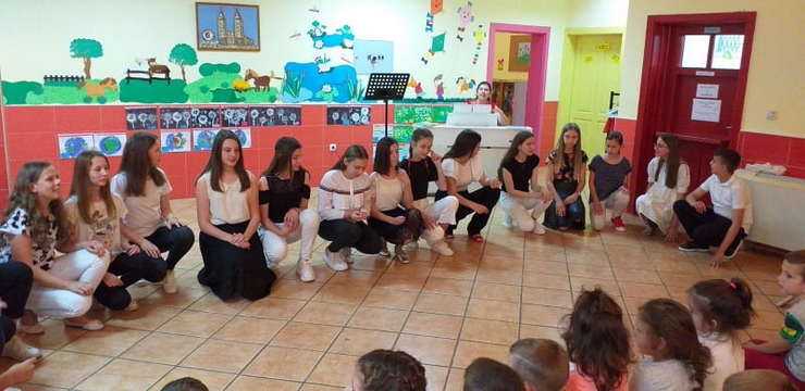 posjet-osnovne-glazbene-skole-brotnjo-vrticu-sv-mala-terezija_2.jpg